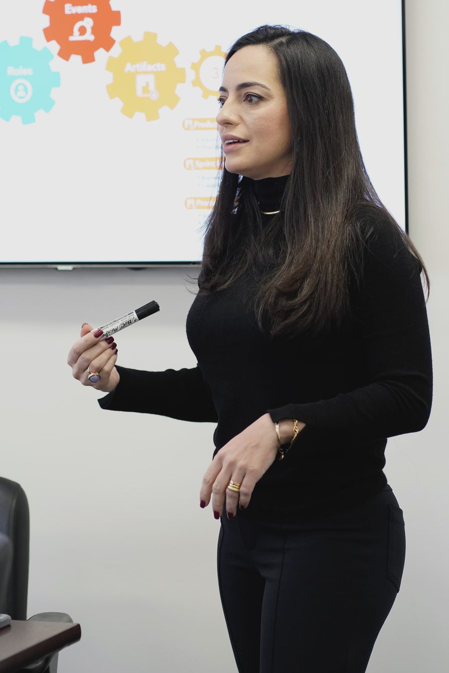 Stefania Visibelli apresentando conteúdo em um treinamento