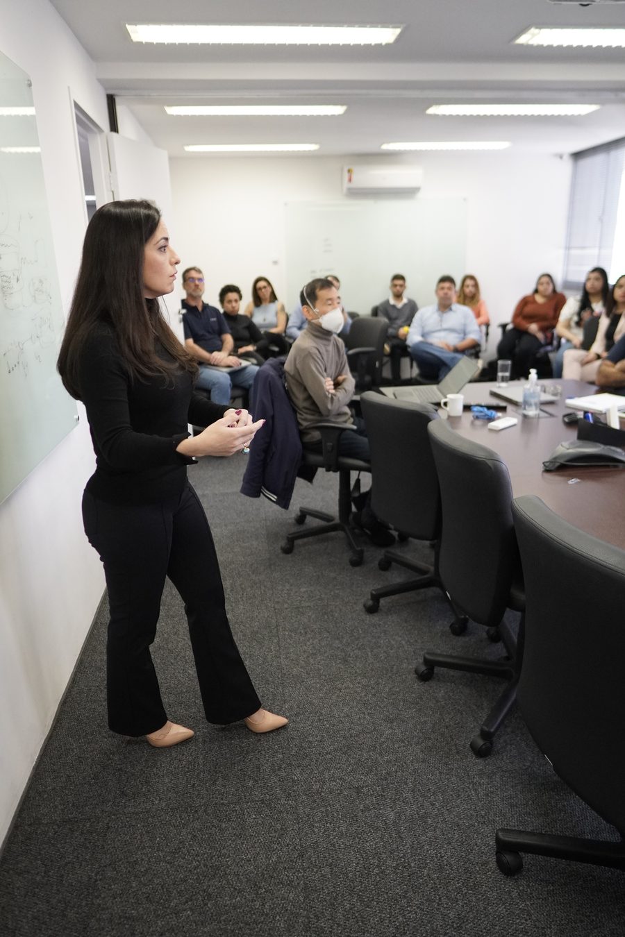 Stefania Visibelli palestrando para uma sala cheia