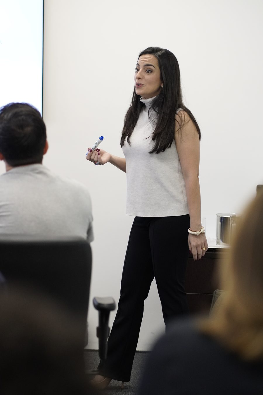 Stefania Visibelli conduzindo uma dinâmica em sala
