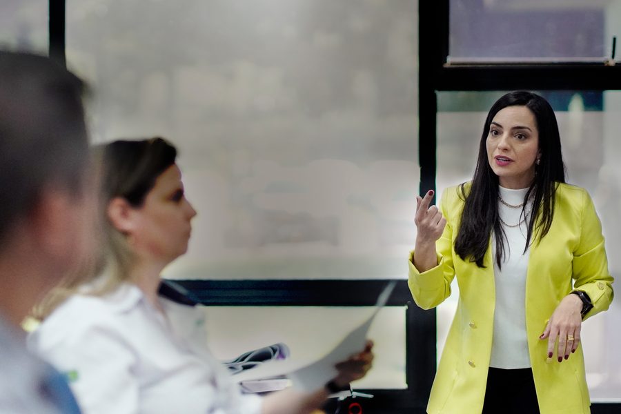 Stefania Visibelli interagindo com participantes de um treinamento